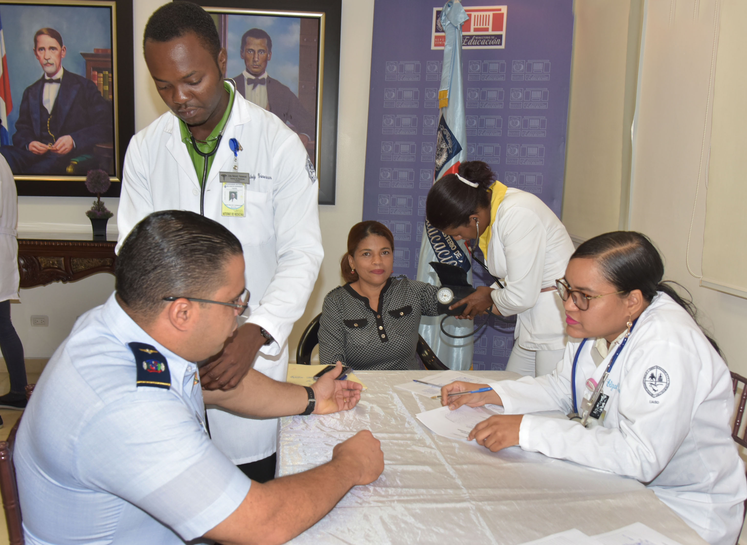  imagen Representaci&oacute;n de los empleados del Minerd que asistieron a la charla. 