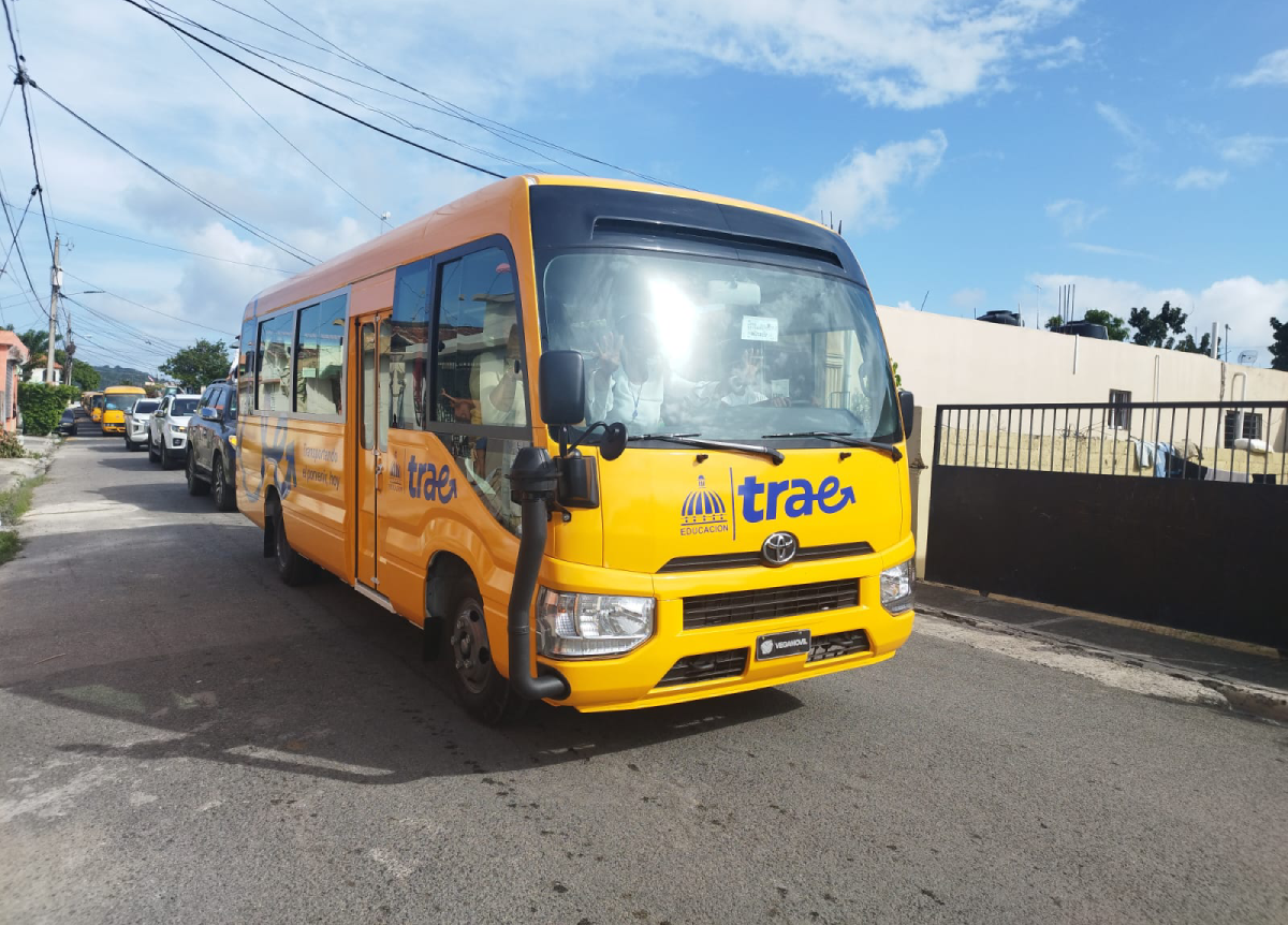  imagen Trae llega a Hato Mayor. Autobuses que ofrecer&aacute;n servicio para transportar desde y hacia las escuelas a los estudiantes de la provincia. 