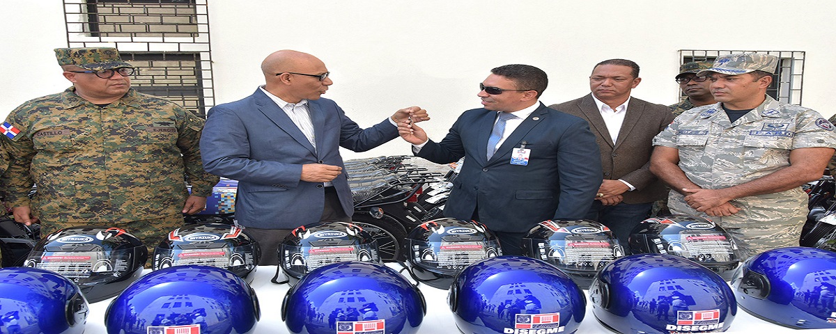  imagen Henry Santos hace la entrega de las motocicletas 