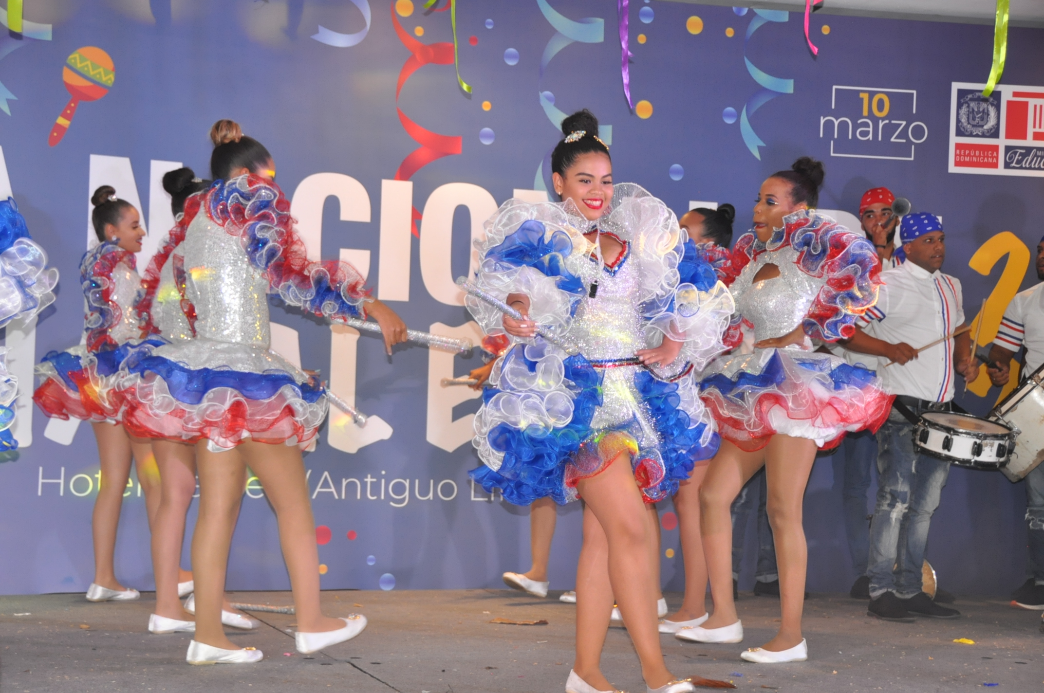  imagen Participaci&oacute;n de comparsas representativas de las 18 regionales educativas del pa&iacute;s; el Ministerio de Educaci&oacute;n celebr&oacute; con &eacute;xito su Gala Nacional del Carnaval Escolar. 
