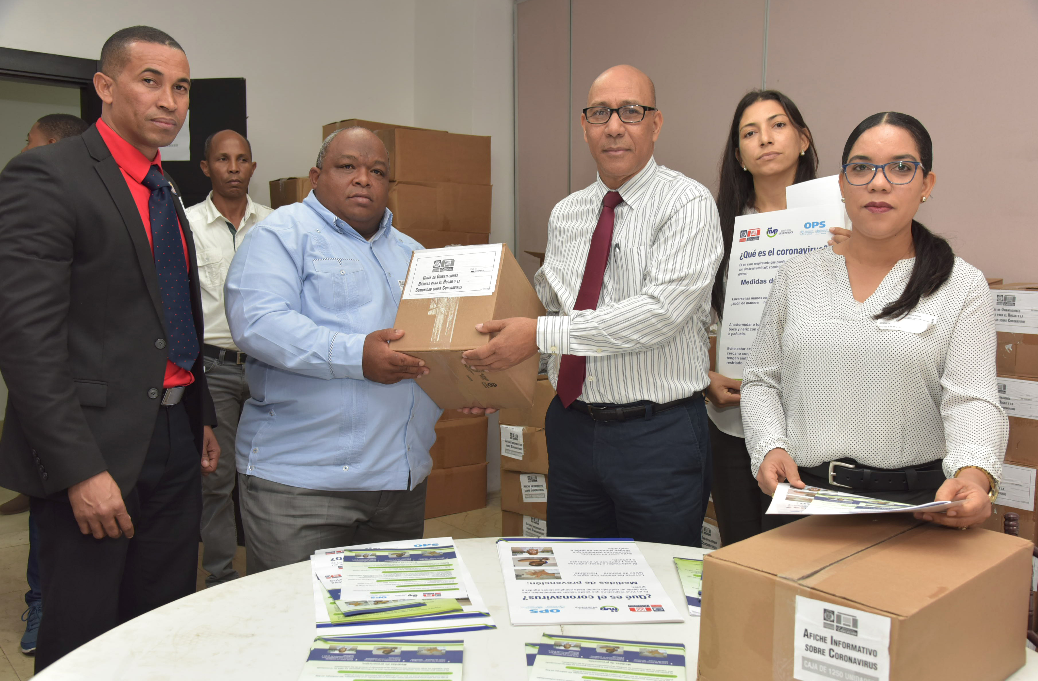  imagen Director de gabitene Ministerial, Henry Santos, entrega materiales gr&aacute;ficos con las orientaciones e ilustraciones que ser&aacute;n distribuidos en todos los centros educativos, como parte del Plan de Nacional de Orientaci&oacute;n que se desarrollar&aacute; ante la presencia del coronavirus en el pa&iacute;s. 