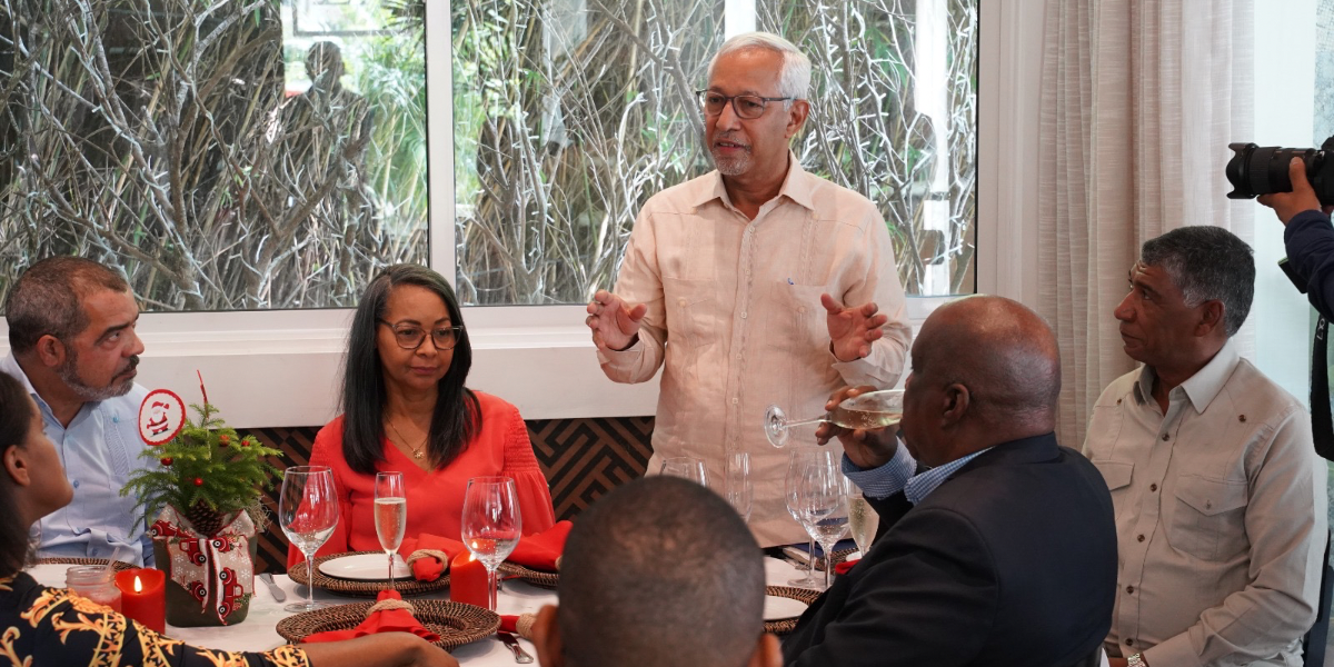  imagen Foto del Ministro de Educaci&oacute;n junto a la prensa 