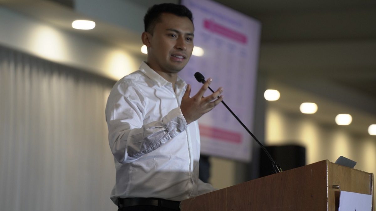  imagen Viceministro&nbsp;&Oacute;scar Amarg&oacute;s parado en el podium&nbsp; 