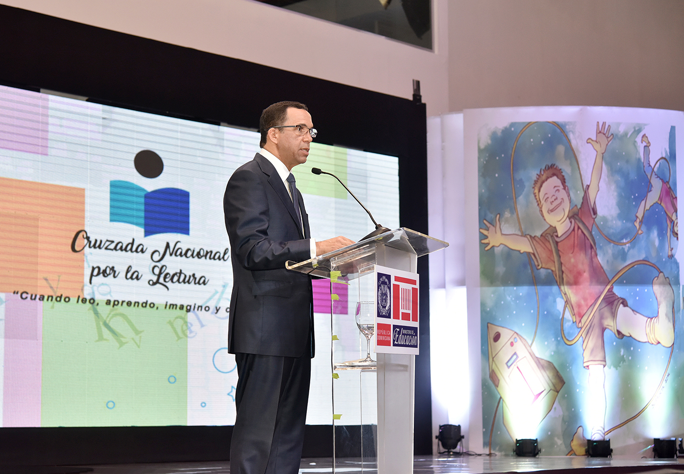  imagen Ministro Andr&eacute;s Navarro de pie junto a estudiantes de todas las regionales del pa&iacute;s en lanzamiento de la Cruzada Nacional por la Lectura.&nbsp; 