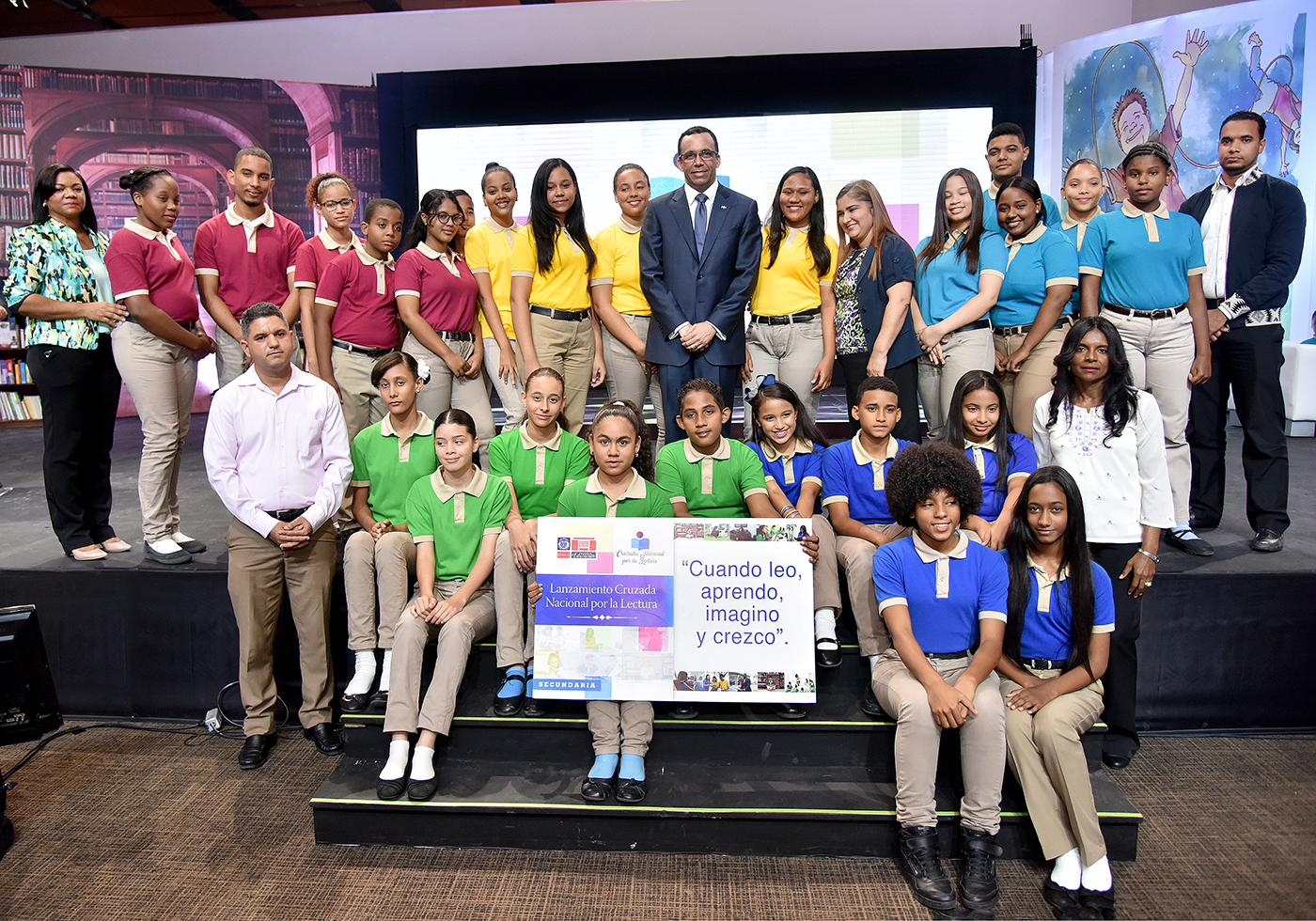  imagen Ministro Andr&eacute;s Navarro de pie junto a estudiantes de todas las regionales del pa&iacute;s en lanzamiento de la Cruzada Nacional por la Lectura.&nbsp; 