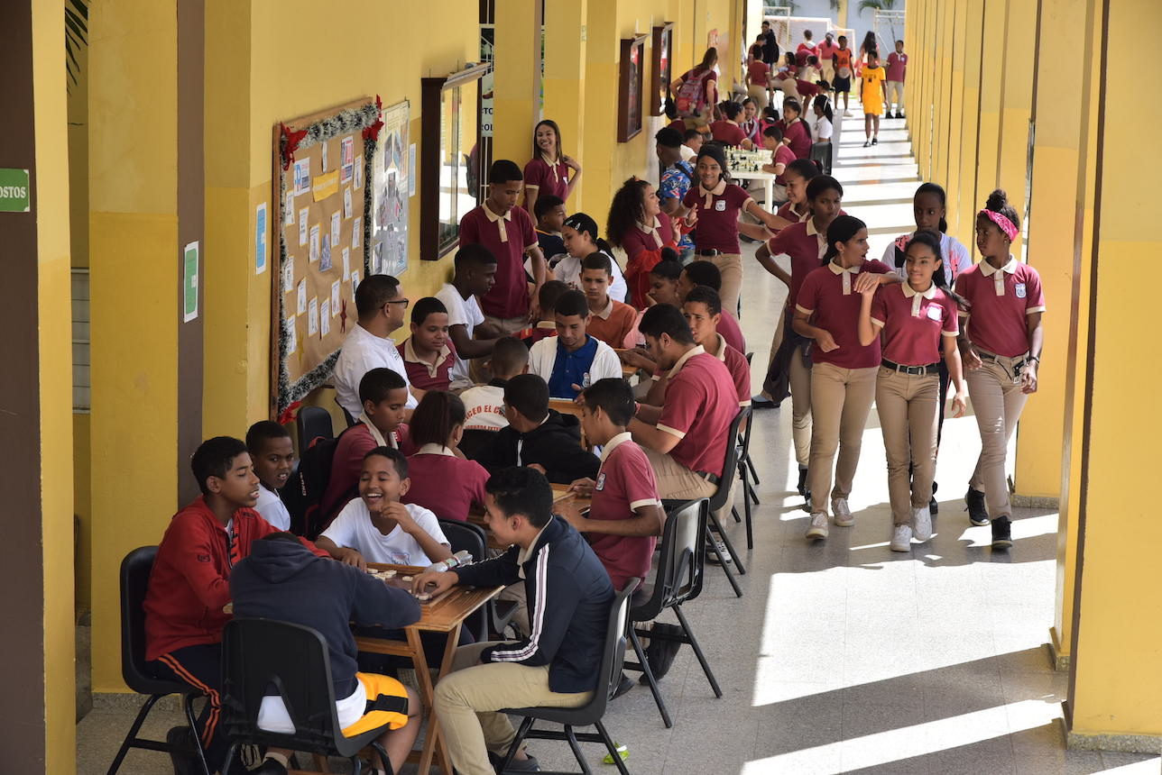  imagen Estudiantes del Polit&eacute;cnico El Corozo de Moca toman clases de m&uacute;sica con diferentes clases de instrumentos, fortaleciendo y aprendiendo nuevas aptitudes art&iacute;sticas. 