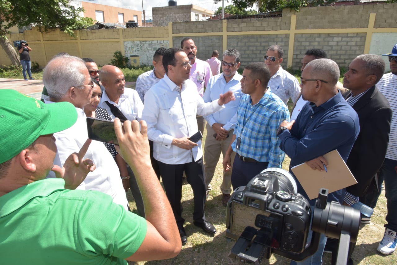  imagen Ministro Antonio Pe&ntilde;a Mirabal durante recorrido por Santiago. 