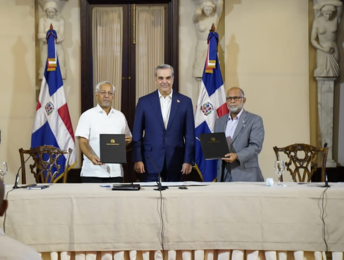  imagen Presidente de la Rep&uacute;blica Dominicana, Luis Abinader encabez&oacute; acuerdo entre el Ministerio de Educaci&oacute;n y la Asociaci&oacute;n Dominicana de Maestros&nbsp; presididos por el ministro &Aacute;ngel Hern&aacute;ndez y Eduardo Hidalgo. 