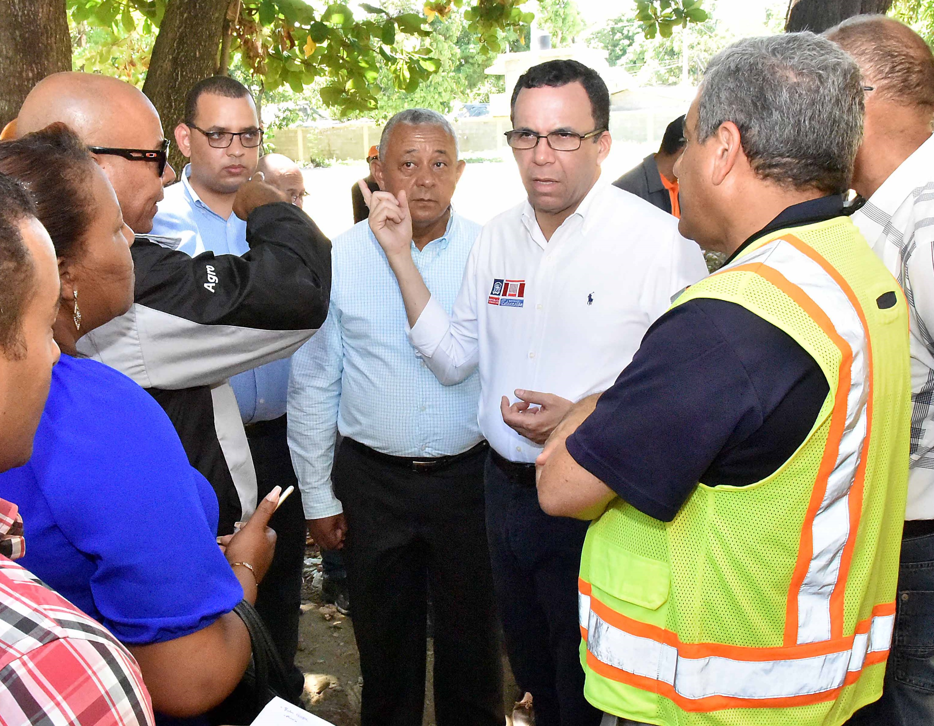  imagen Ministro Andres Navarro junto a comision de supervison tecnica recorriendo centros afectados por sismos&nbsp; 