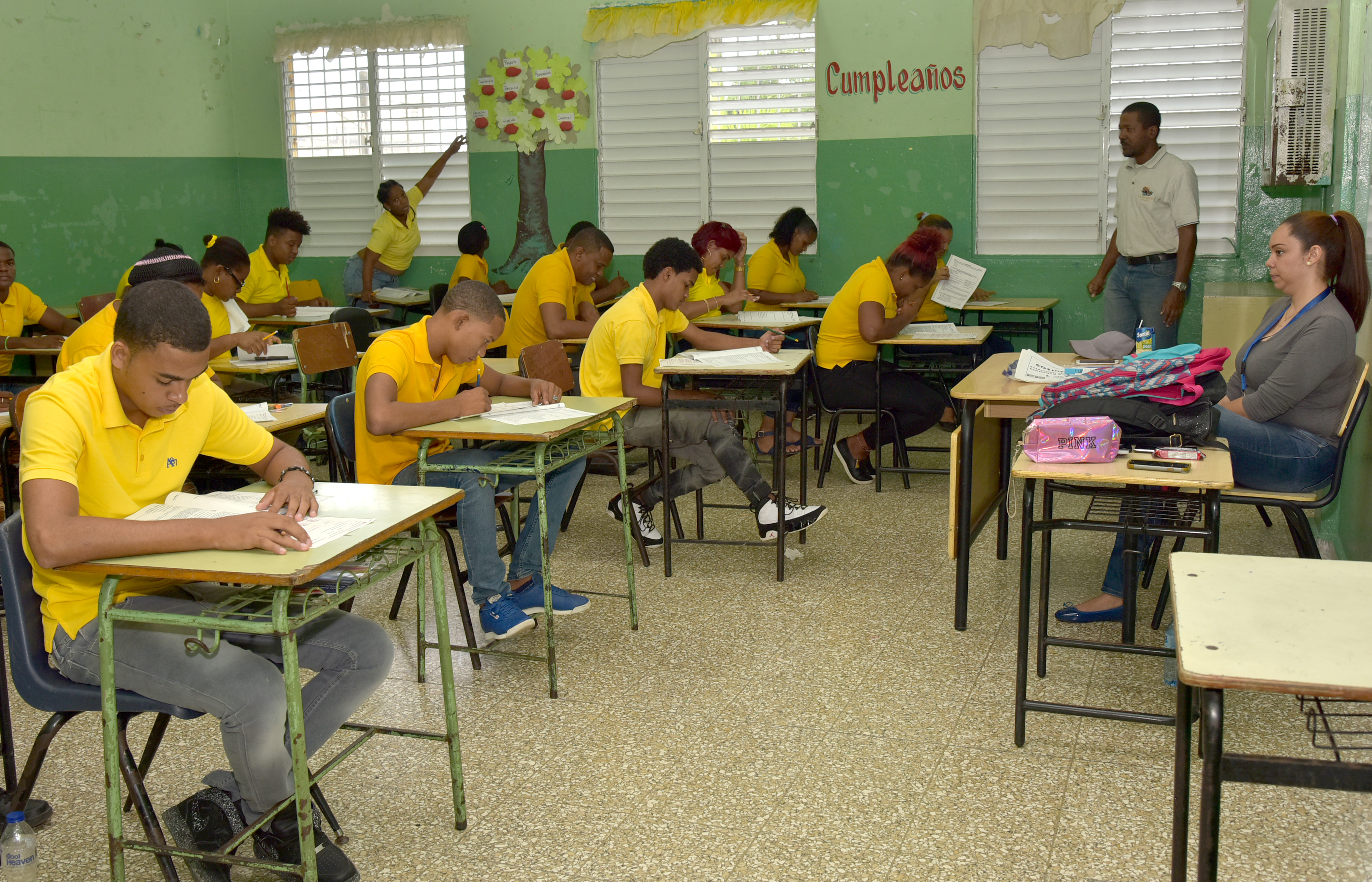  imagen Estudiante de modalidad adulta durante evaluaci&oacute;n. 