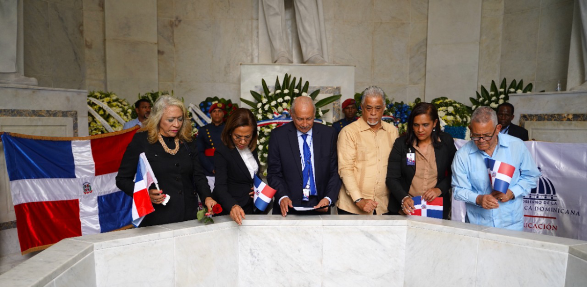  imagen Viceministro de Acreditaci&oacute;n y Certificaci&oacute;n Docente, Francisco D&rsquo;&Oacute;leo, posa con la bandera en el Parque Independencia. 