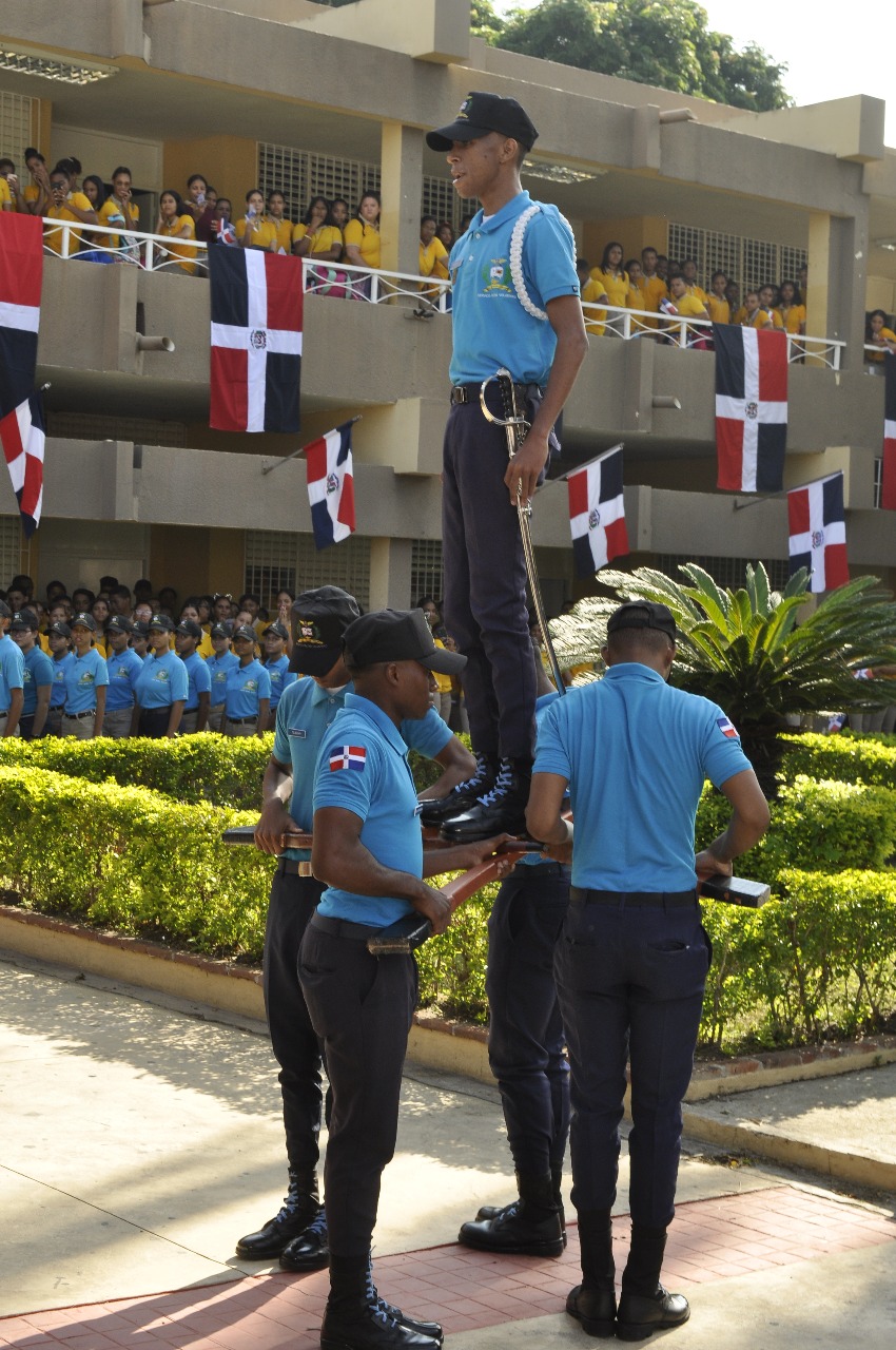  imagen Estudiantes en formaci&oacute;n durante desfile. 