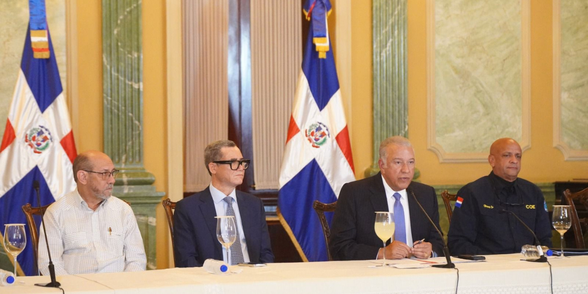  imagen Ministro administrativo de la Presidencia, Andr&eacute;s Bautista, junto a Edwin Olivares, director del Centro de Operaciones de Emergencias (COE) y Carlos Paulino, director de la Defensa Civil en el Sal&oacute;n Verde del Palacio Nacional. 
