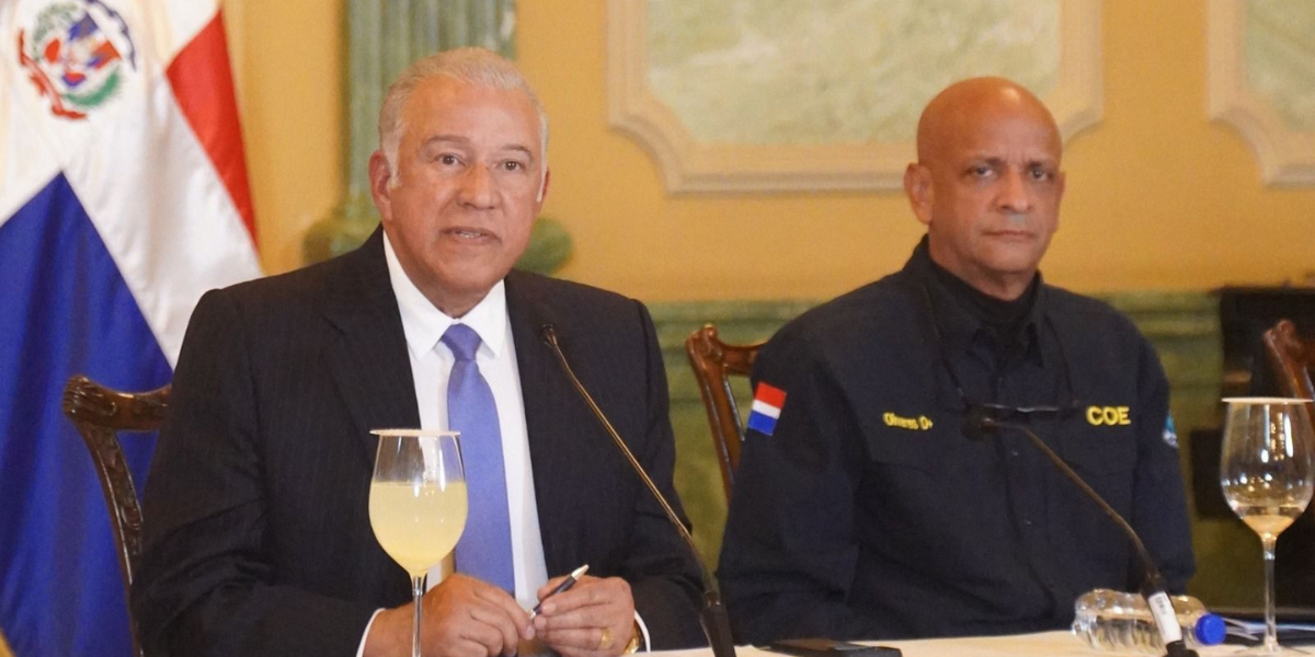  imagen Ministro administrativo de la Presidencia, Andr&eacute;s Bautista, junto a Edwin Olivares, director del Centro de Operaciones de Emergencias (COE) y Carlos Paulino, director de la Defensa Civil en el Sal&oacute;n Verde del Palacio Nacional. 