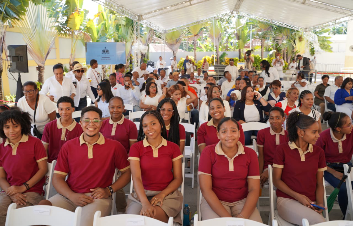  imagen Presidente Abinader, ministro Hern&aacute;ndez y otras personalidades durante corte de cinta. 