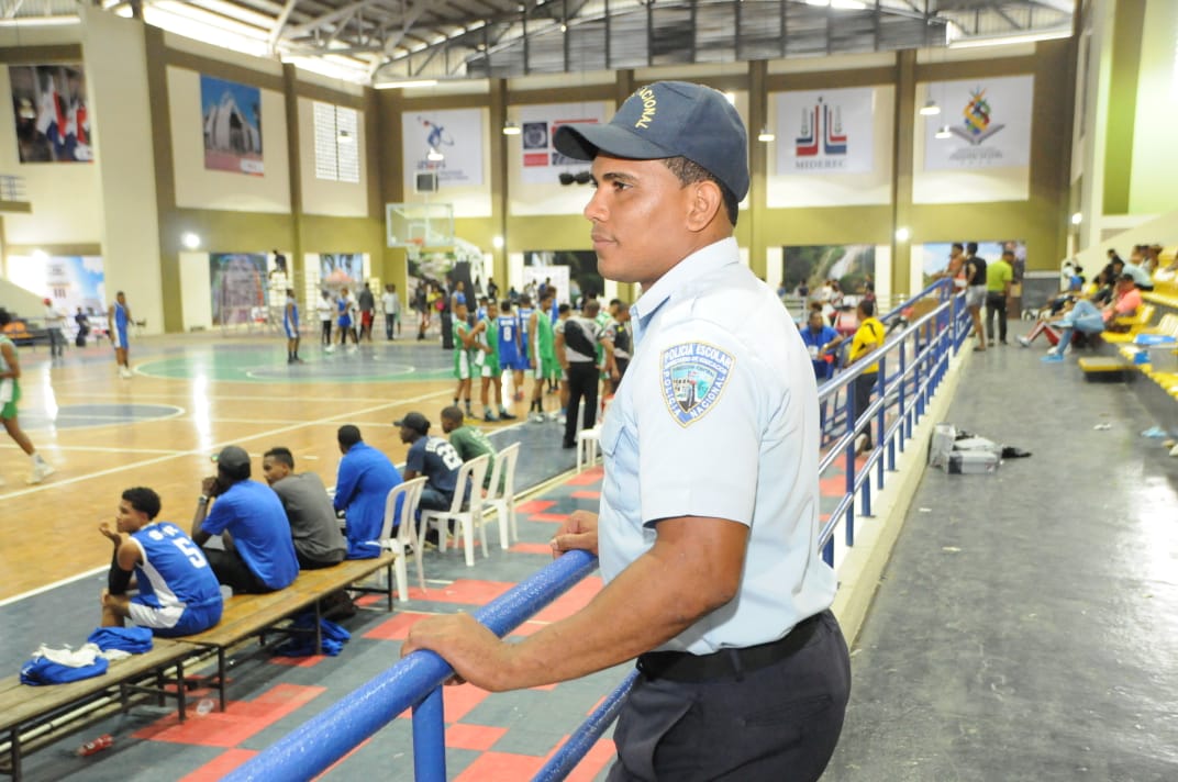  imagen &nbsp;Agentes de la Polic&iacute;a Escolar de la Regional 17 en la provincia de Monte Plata trabajan sin descanso para garantizar la seguridad y el bienestar de los m&aacute;s de tres mil atletas que participan en los IX Juegos Escolares Deportivos Nacionales. 