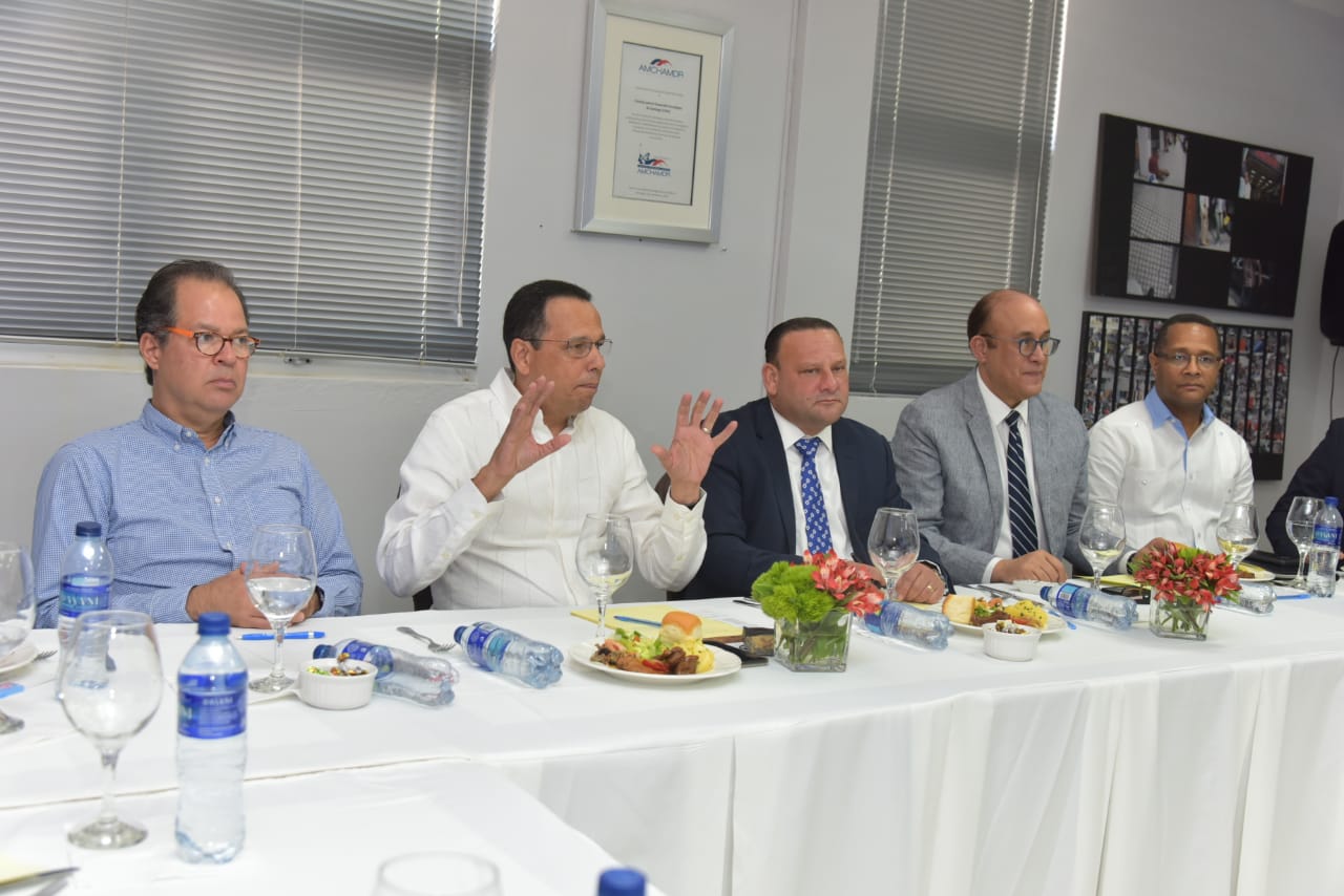  imagen Ministro sentado junto a otras autoridades durante&nbsp;encuentro-almuerzo. 