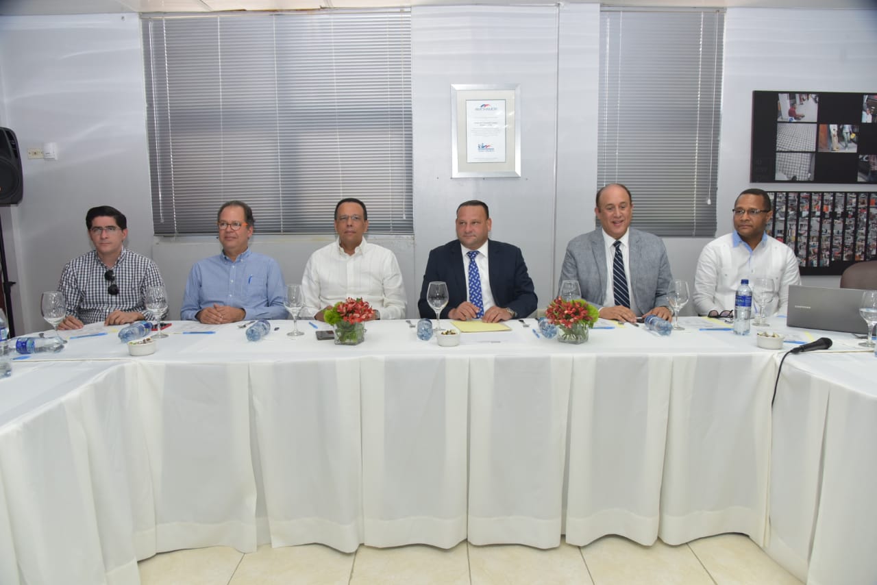  imagen Ministro sentado junto a otras autoridades durante&nbsp;encuentro-almuerzo. 