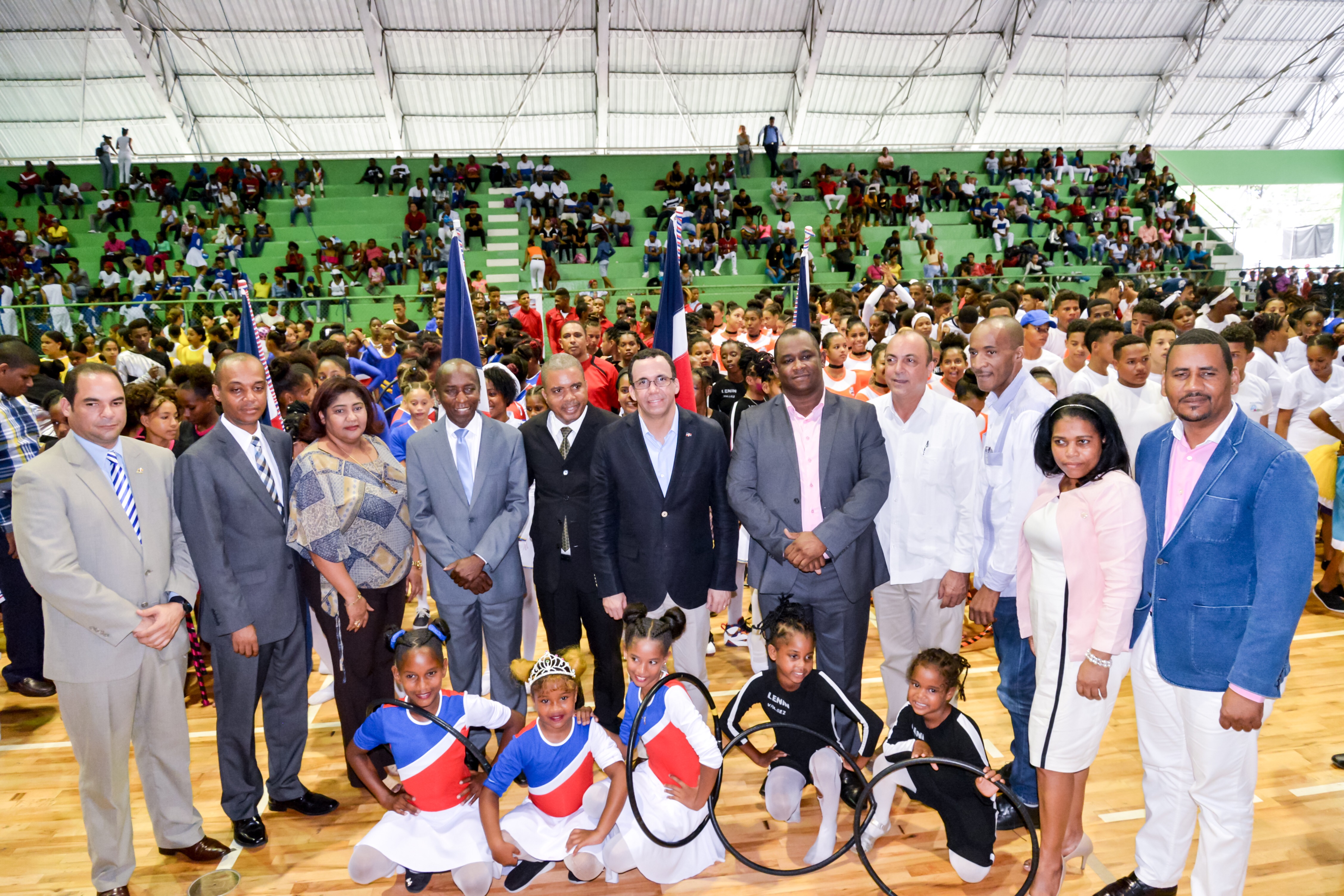  imagen Ministro Andr&eacute;s Navarro recibiendo reconocimiento en XIV Festival Gimnasiada R&iacute;tmica 2018 