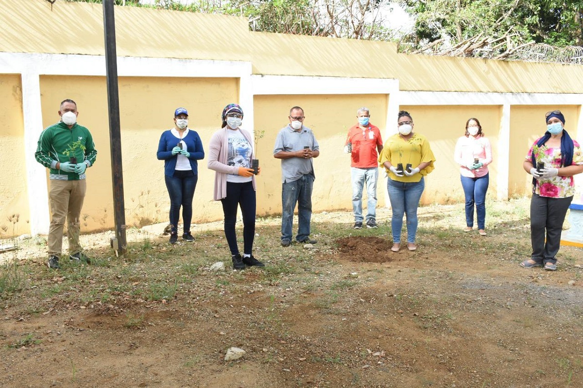  imagen En la actividad participaron, adem&aacute;s, la Directora Distrital Rosa Alonzo, la Coordinadora del Segundo Ciclo de la escuela Juan Pablo Duarte, Germania Mendoza y el presidente la Asociaci&oacute;n de Padres, Madres y Amigos de la Escuela (AMPAE), Juan Ram&oacute;n Santos. 
