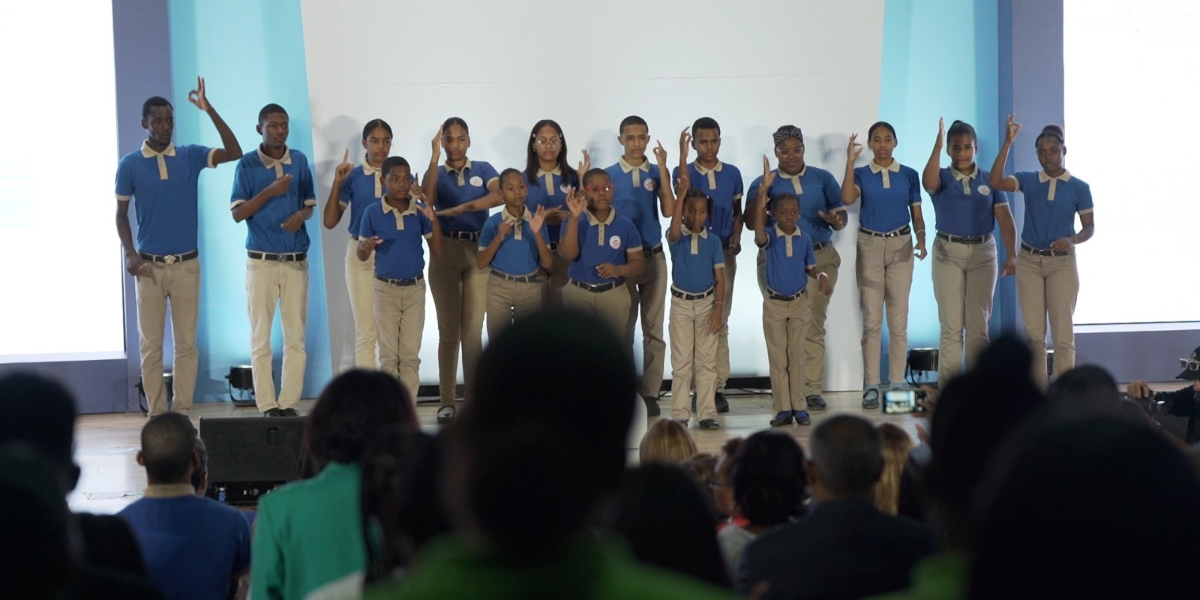  imagen Entidades del Ministerio de Educaci&oacute;n y Conadis sentados&nbsp; 