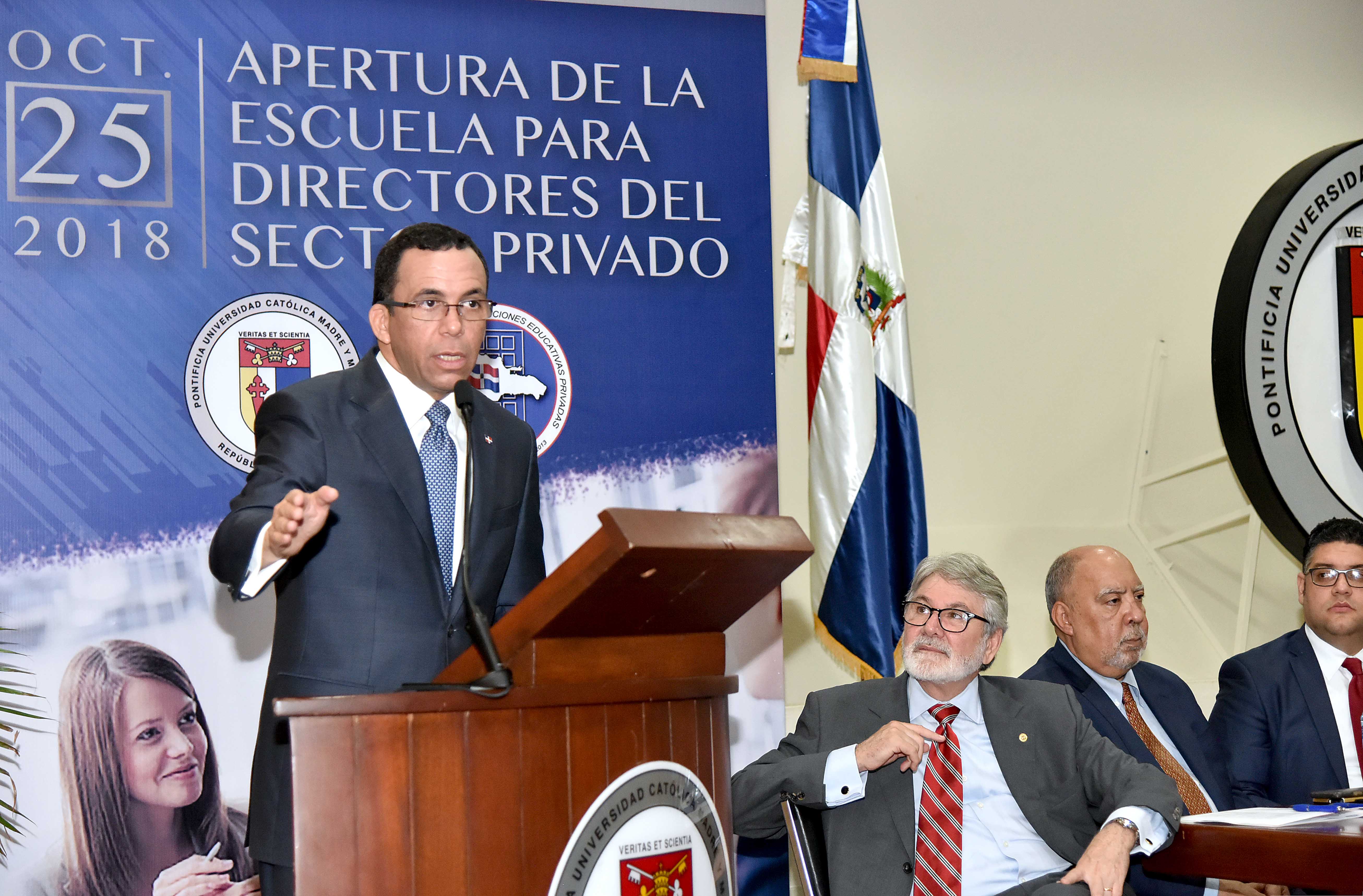  imagen Ministro Andr&eacute;s Navarro de pie desde podium exponiendo dircurso&nbsp; 