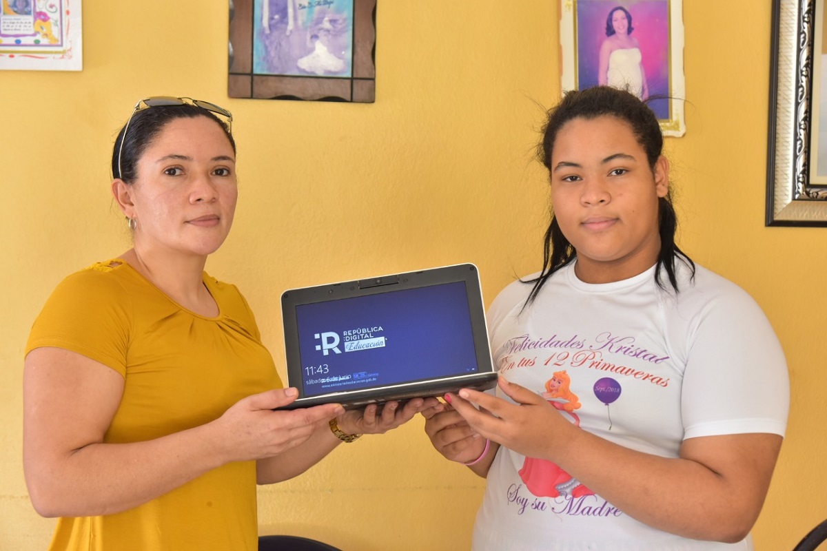  imagen Cristal agradeci&oacute; a las autoridades del MINERD por la entrega de la computadora y se comprometi&oacute; a darle el uso adecuado en el proceso de su aprendizaje.
&nbsp; 