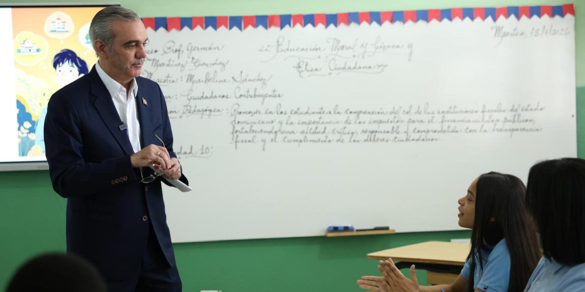  imagen Presidente Luis Abinader en el aula impartiendo clases 