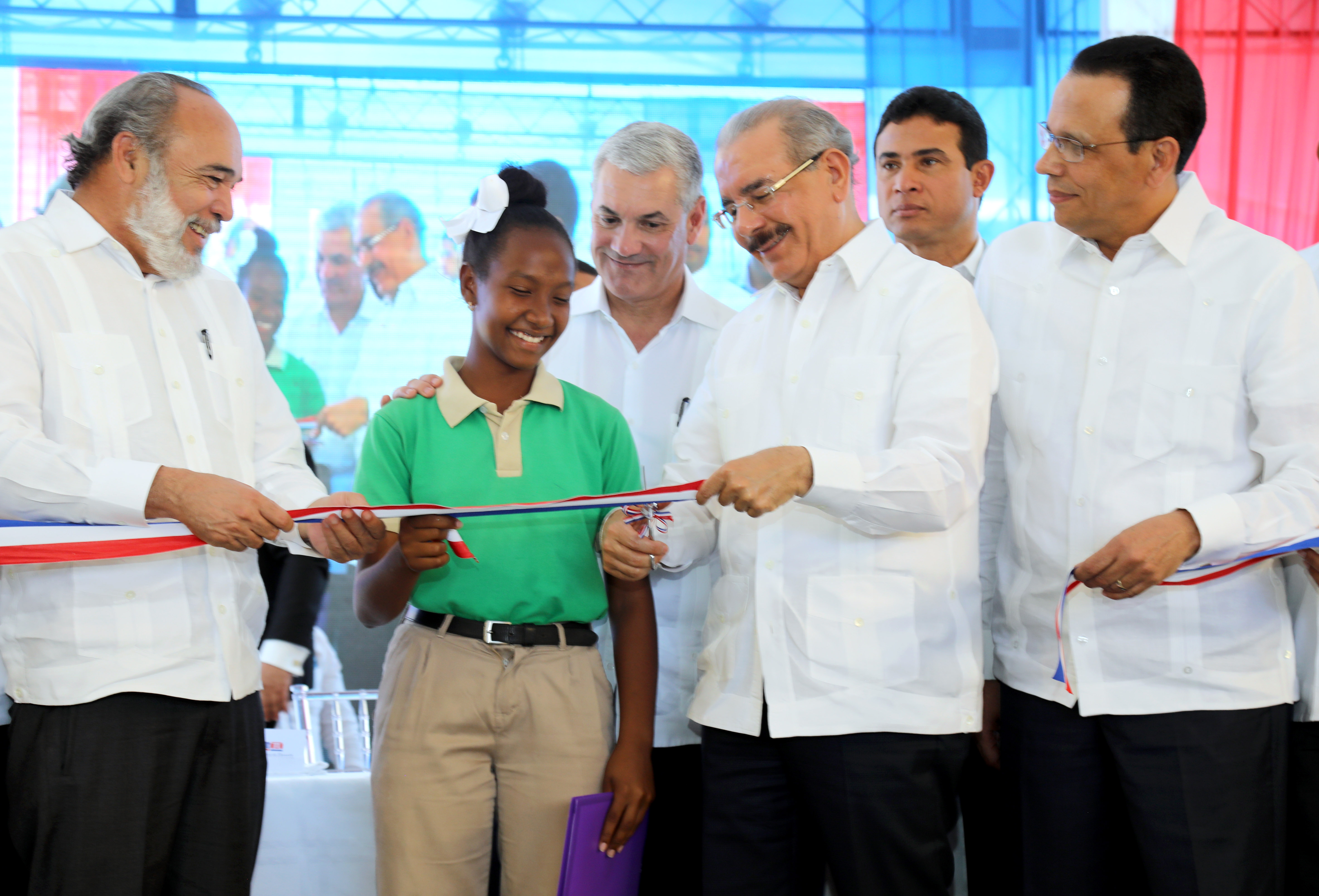  imagen Presidente Danilo Medina de pie cortando cinta acompa&ntilde;ado del ministro Antonio Pe&ntilde;a Mirabal y demas autoridades educativas&nbsp; 