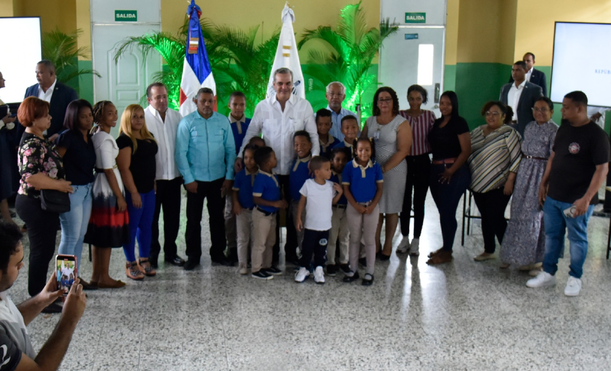  imagen Presidente de la Rep&uacute;blica Dominicana, Luis Abinader y ministro de Educaci&oacute;n, &Aacute;ngel Hern&aacute;ndez, encabezaron este martes el lanzamiento del Bono Escolar. 