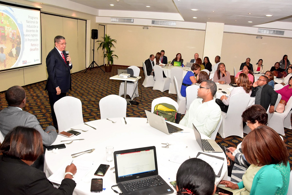  imagen Tutores de la tercera promoci&oacute;n del Programa Nacional de Inducci&oacute;n durante la capacitaci&oacute;n 