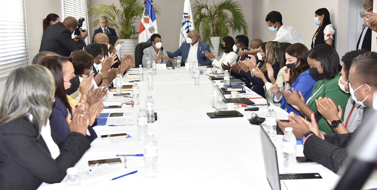  imagen El Ministro de Educaci&oacute;n, doctor Roberto Fulcar, sostuvo un encuentro con el equipo directivo del Instituto Nacional de Atenci&oacute;n Integral a la Primera Infancia (Inaipi) 