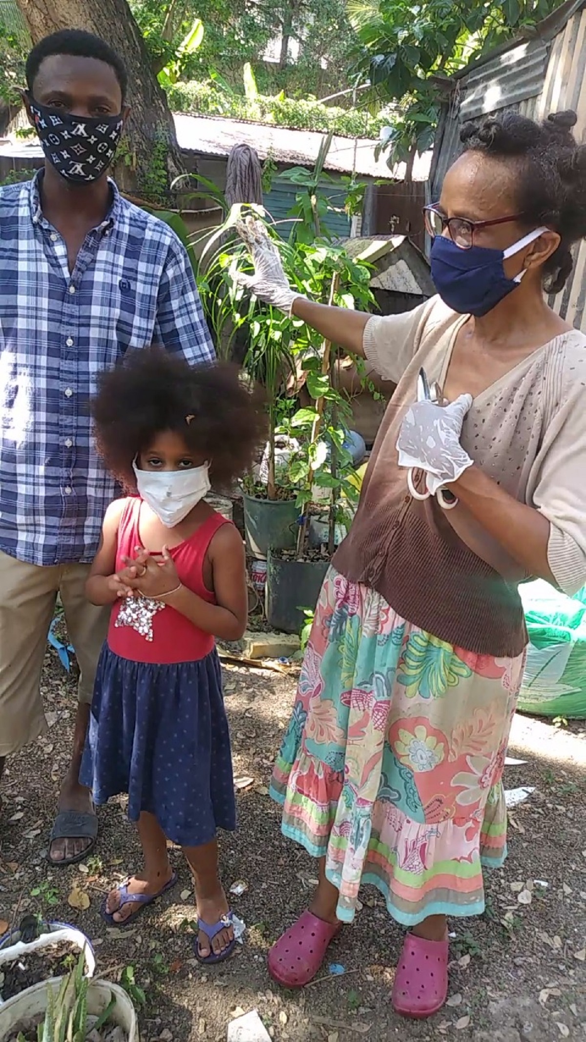  imagen La estudiante del nivel Inicial, Cristal Ogando, junto a su padre, Antonio Ogando, se uni&oacute; a la celebraci&oacute;n de la Semana del &Aacute;rbol, para impactar de forma positiva a la naturaleza. 