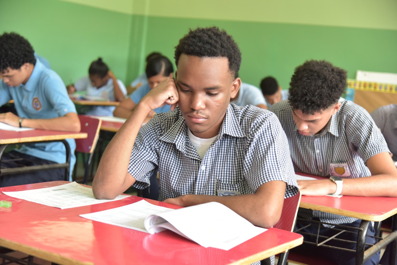  imagen Estudiantes tomando las pruebas nacionales 