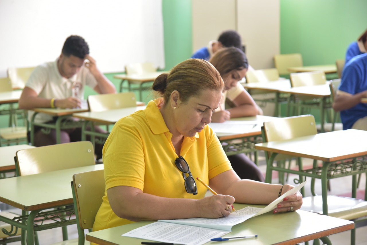  imagen Estudiantes tomando las pruebas nacionales 