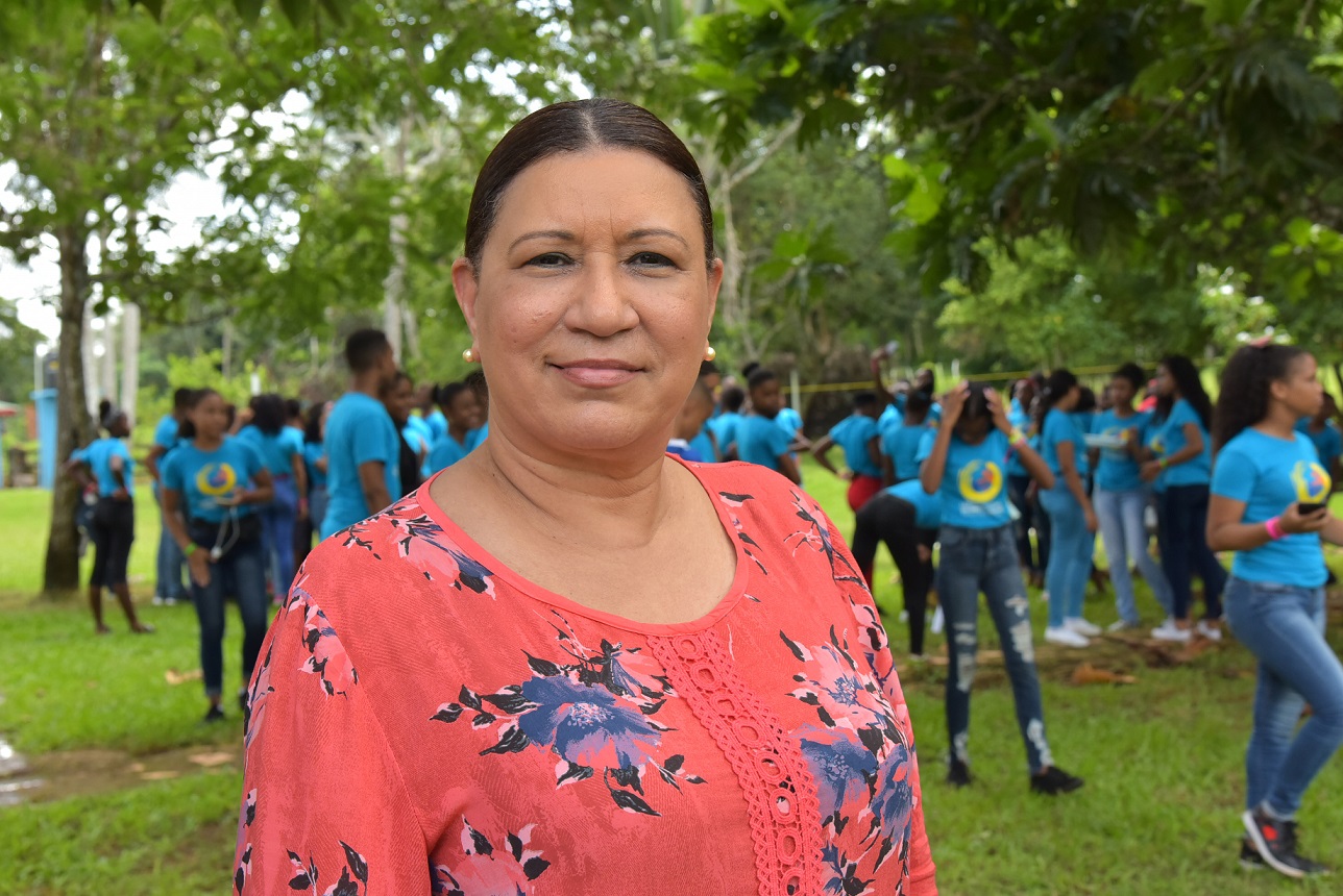  imagen Grupo de estudiantes participantes en campamento MINERD. 