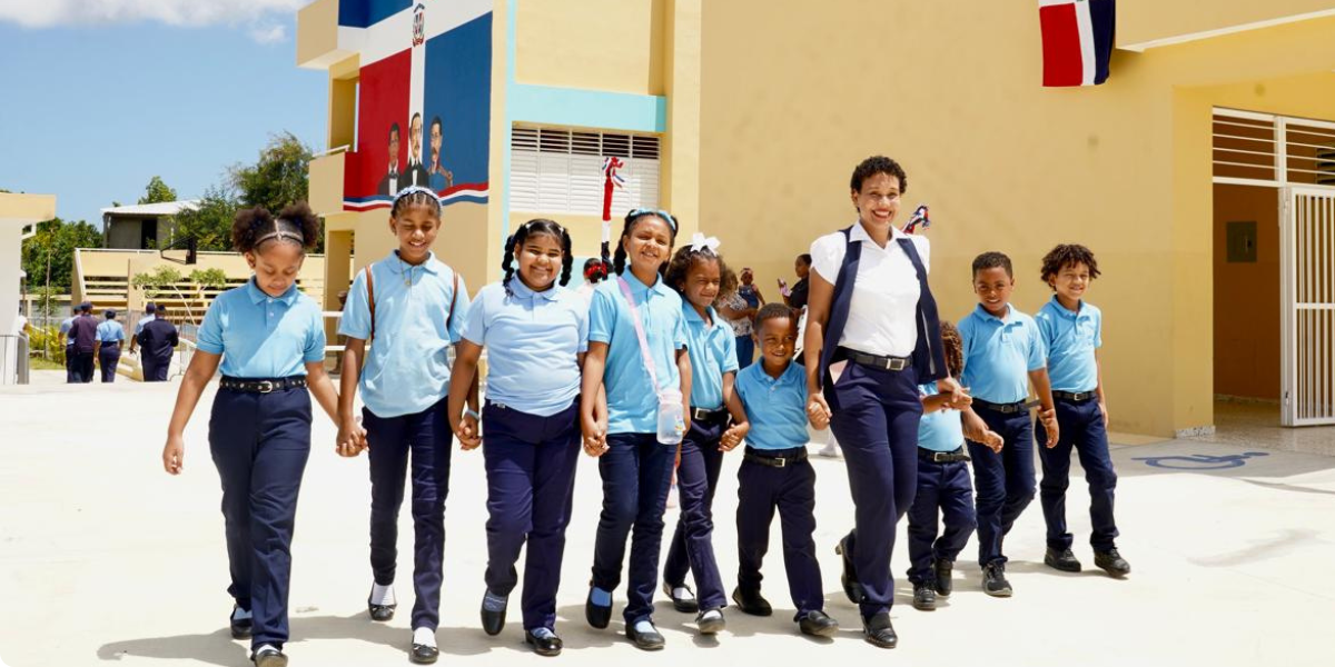  imagen Fotos de estudiantes en las escuelas sonriendo&nbsp; 