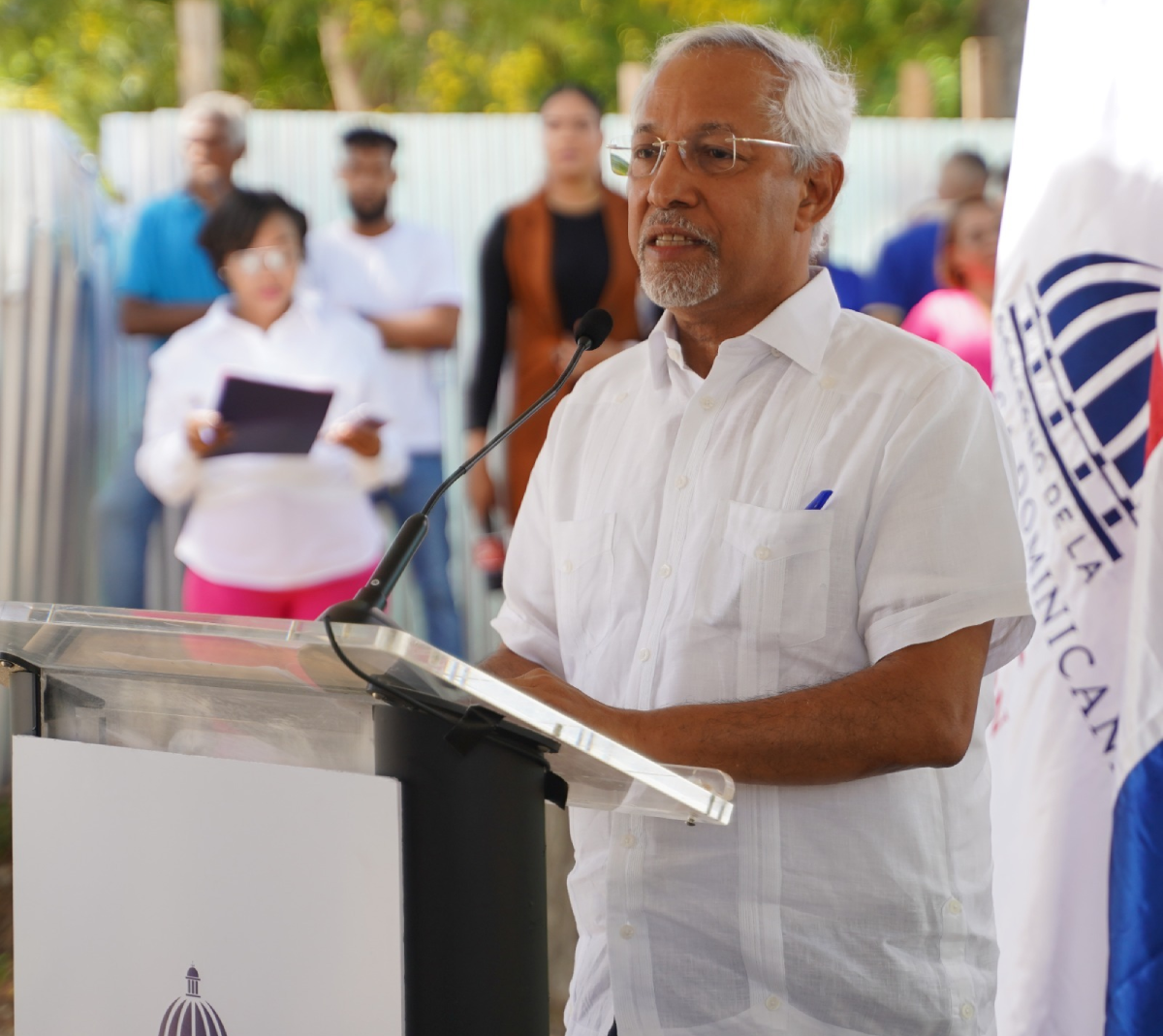  imagen Ministro de Educaci&oacute;n, &Aacute;ngel Hern&aacute;ndez sostiene una planta junto a ministro de Agricultura, Limber Cruz.&nbsp; 