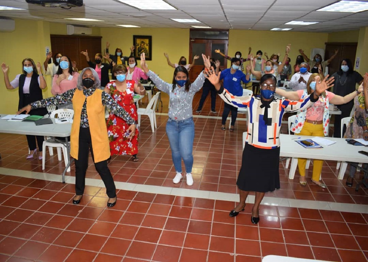  imagen La capacitaci&oacute;n fue encabezada por Teodosia Ota&ntilde;o, directora de la Regional 10, Fanny Garc&iacute;a, enlace Minerd-Regional 10 y Dilenia V&aacute;squez, coordinadora de Orientaci&oacute;n y Psicolog&iacute;a del Minerd.
&nbsp; 