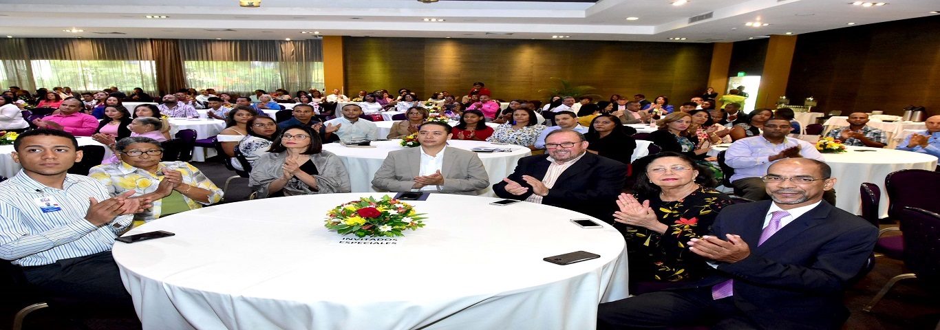  imagen El maestro Andr&eacute;s de las Mercedes otorgando los reconocimientos a los docentes premiados 