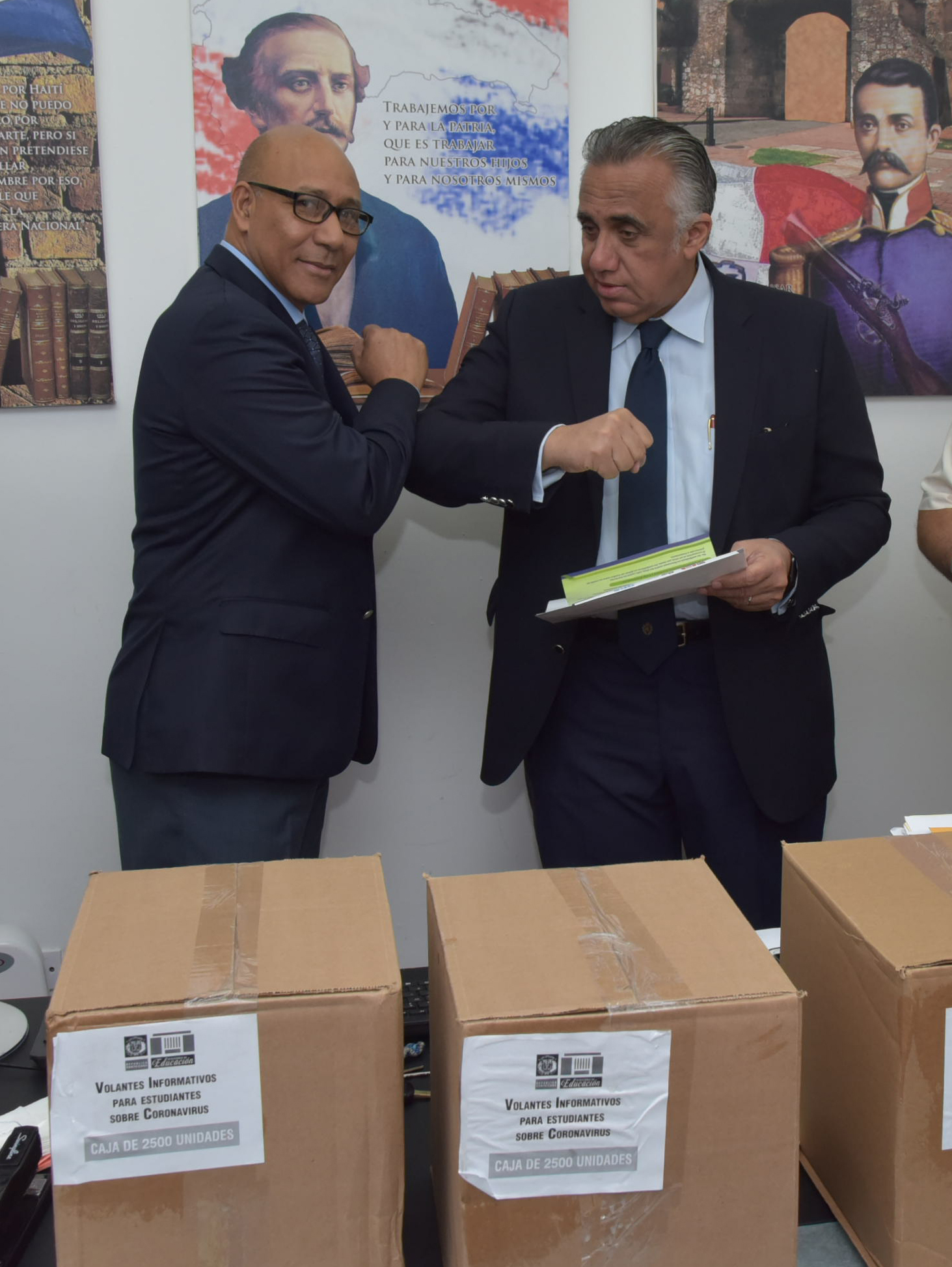  imagen Director de Gabinete Ministerial Henry Santos, entrega material informativo al Presidente del Comit&eacute; Ol&iacute;mpico Dominicano, Luis&iacute;n Mej&iacute;a. 