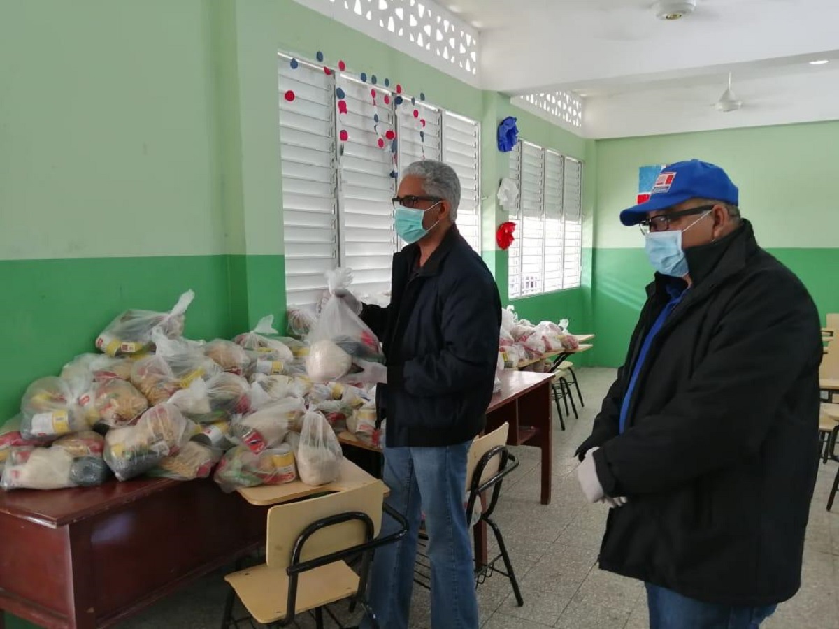  imagen Personal del MINERD&nbsp;entrega de kits de alimentos para estudiantes de Jornada Escolar Extendida&nbsp; 