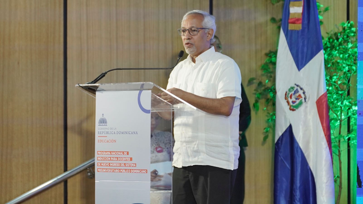  imagen presidente de la Rep&uacute;blica, Luis Abinader, encabez&oacute; este jueves el acto de clausura del Programa Nacional de Inducci&oacute;n del Ministerio de Educaci&oacute;n de la Rep&uacute;blica Dominicana a su lado el ministro de Educaci&oacute;n, &Aacute;ngel Hern&aacute;ndez y el viceministro de Acreditaci&oacute;n y Certificaci&oacute;n Docente, Francisco D&rsquo;&Oacute;leo. 