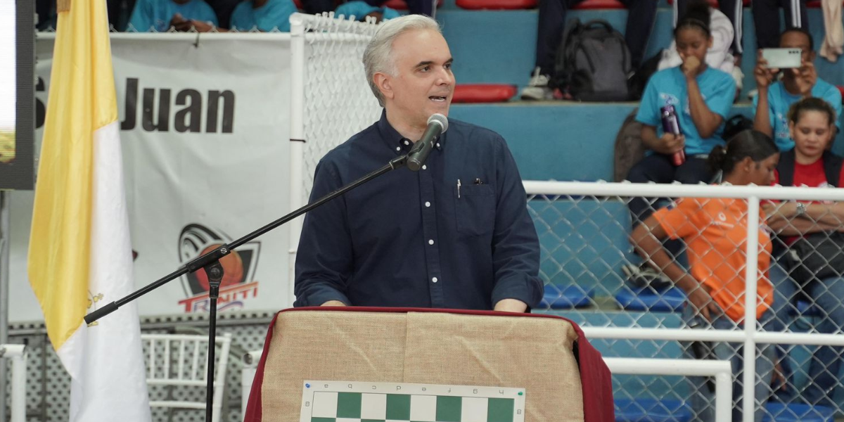  imagen De Camps fue reconocido por su compromiso con la formaci&oacute;n integral de los estudiantes. 