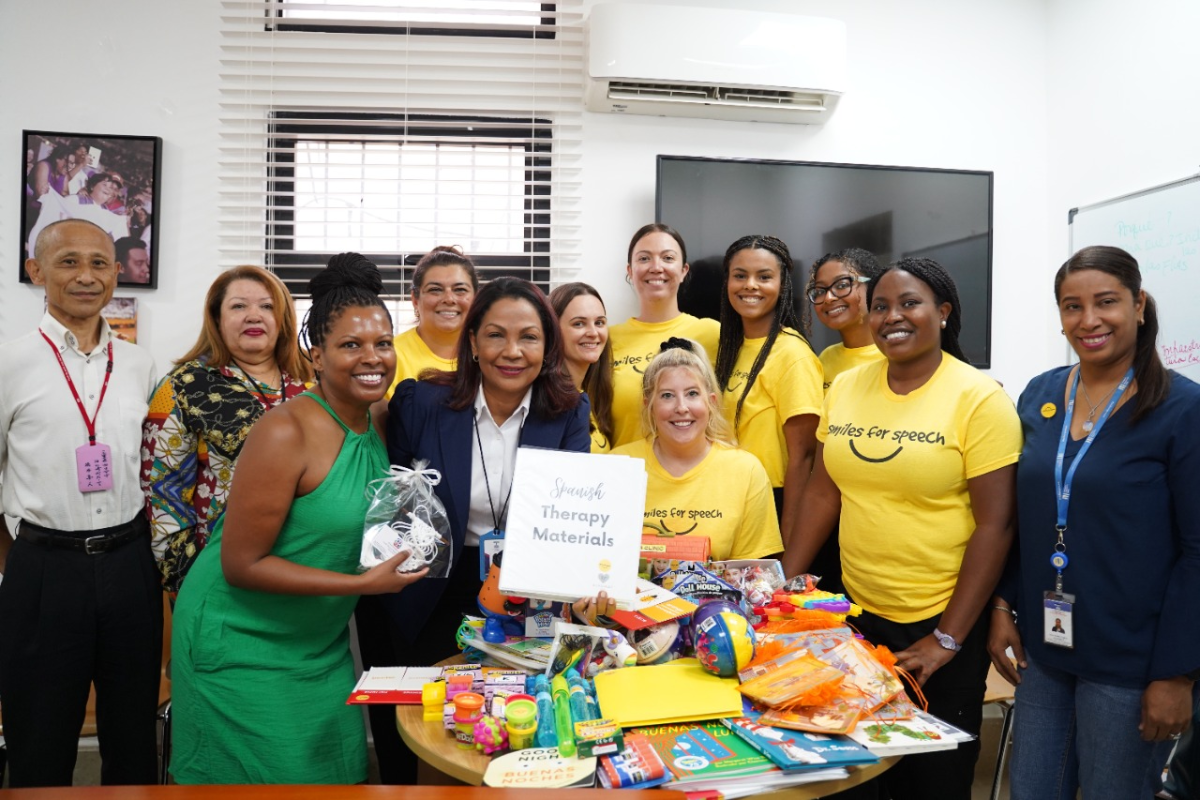  imagen Directora de Educaci&oacute;n Especial del MINERD junto al personal de la fundaci&oacute;n&nbsp;Smiles For Speech y la asesora del programa Sup&eacute;rate. 