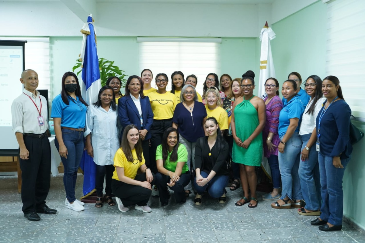 imagen Directora de Educaci&oacute;n Especial del MINERD junto al personal de la fundaci&oacute;n&nbsp;Smiles For Speech y la asesora del programa Sup&eacute;rate. 