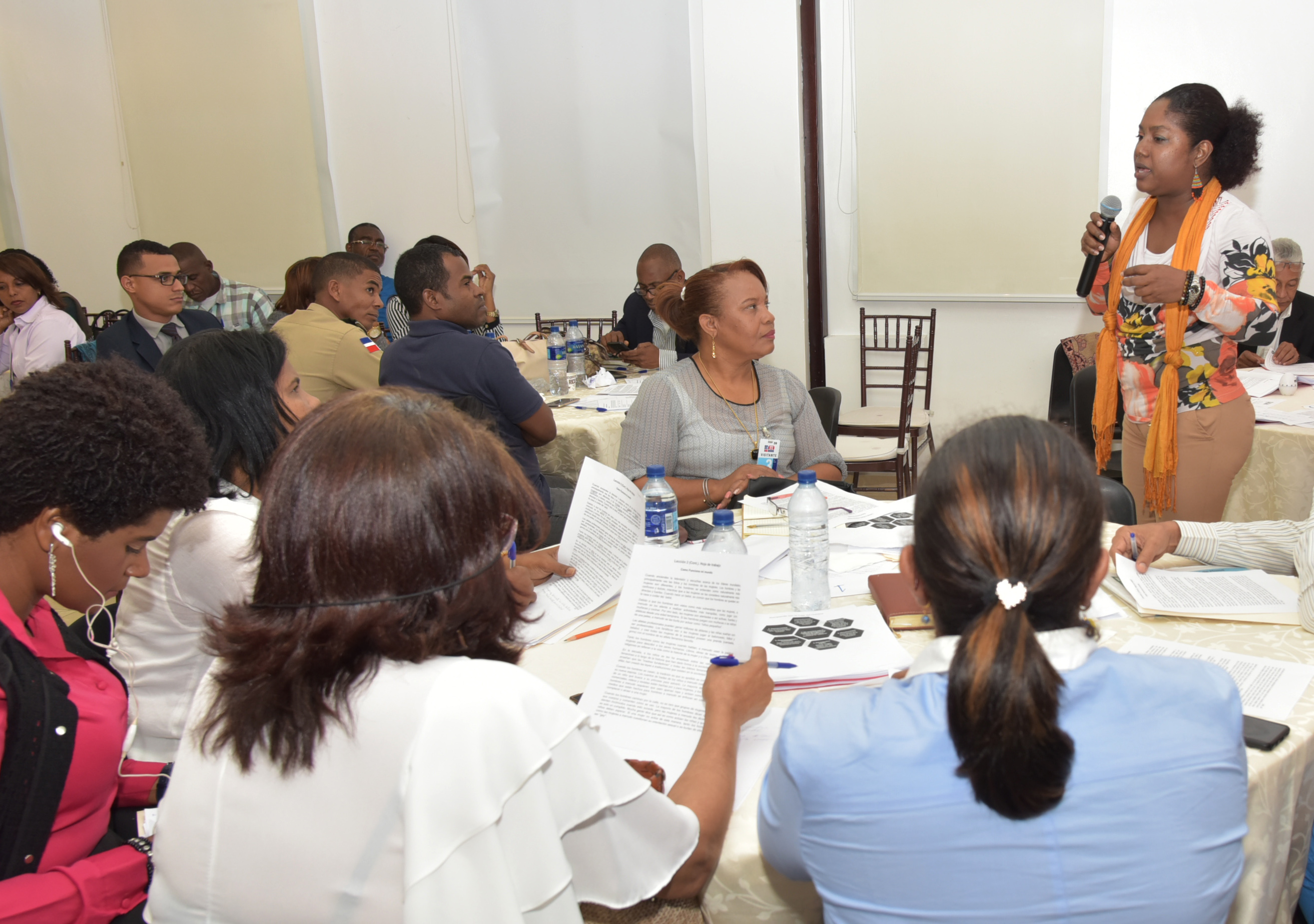  imagen Lic.&nbsp;Margot Tapia durante una de sus intervenciones junto a los&nbsp;participantes.&nbsp; 