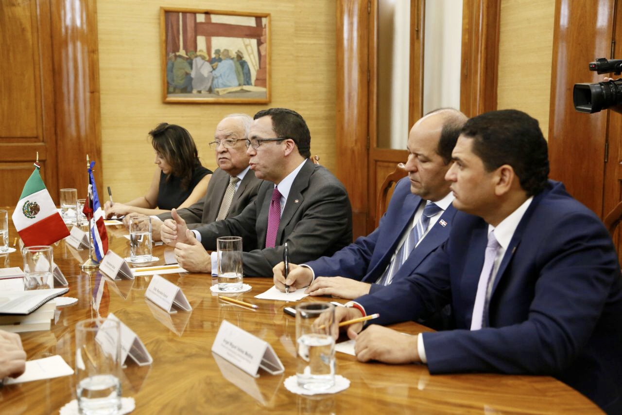  imagen Ministro Andr&eacute;s Navarro junto a su hom&oacute;logo de M&eacute;xico se dan la mano. 