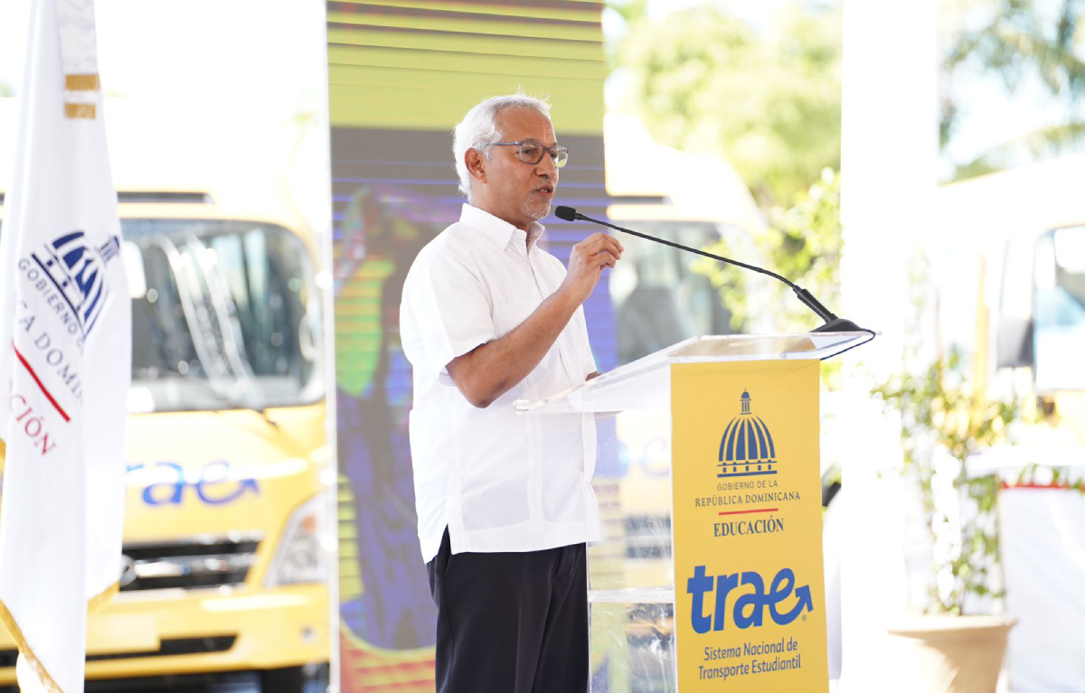  imagen Presidente Abinader y ministro de Educaci&oacute;n juntos a otras personalidades durante evento. 