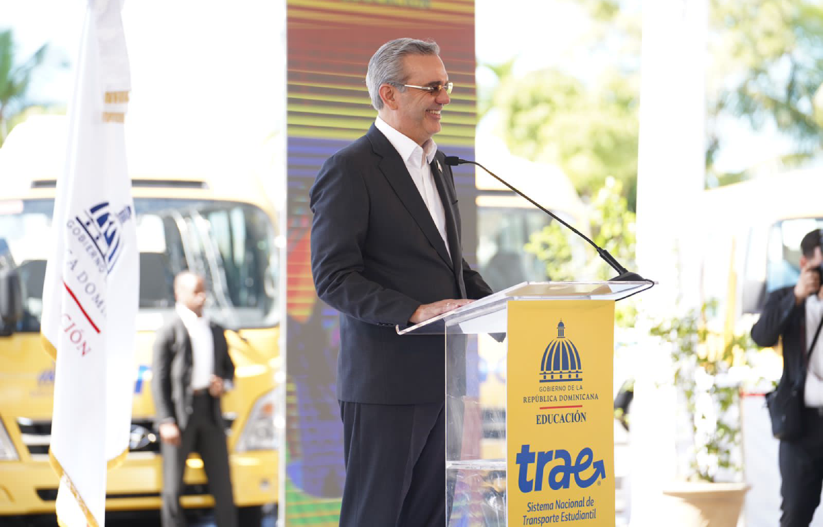  imagen Presidente Abinader y ministro de Educaci&oacute;n juntos a otras personalidades durante evento. 